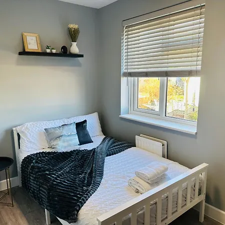 5 Ensuite Bedroom Home Near Heathrow & Business Hubs Ideal For Contractors!